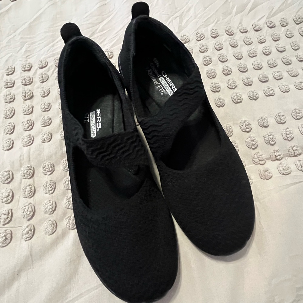 Sketchers Women’s Memory Foam Shoe, Size 8.5, Black with Strap